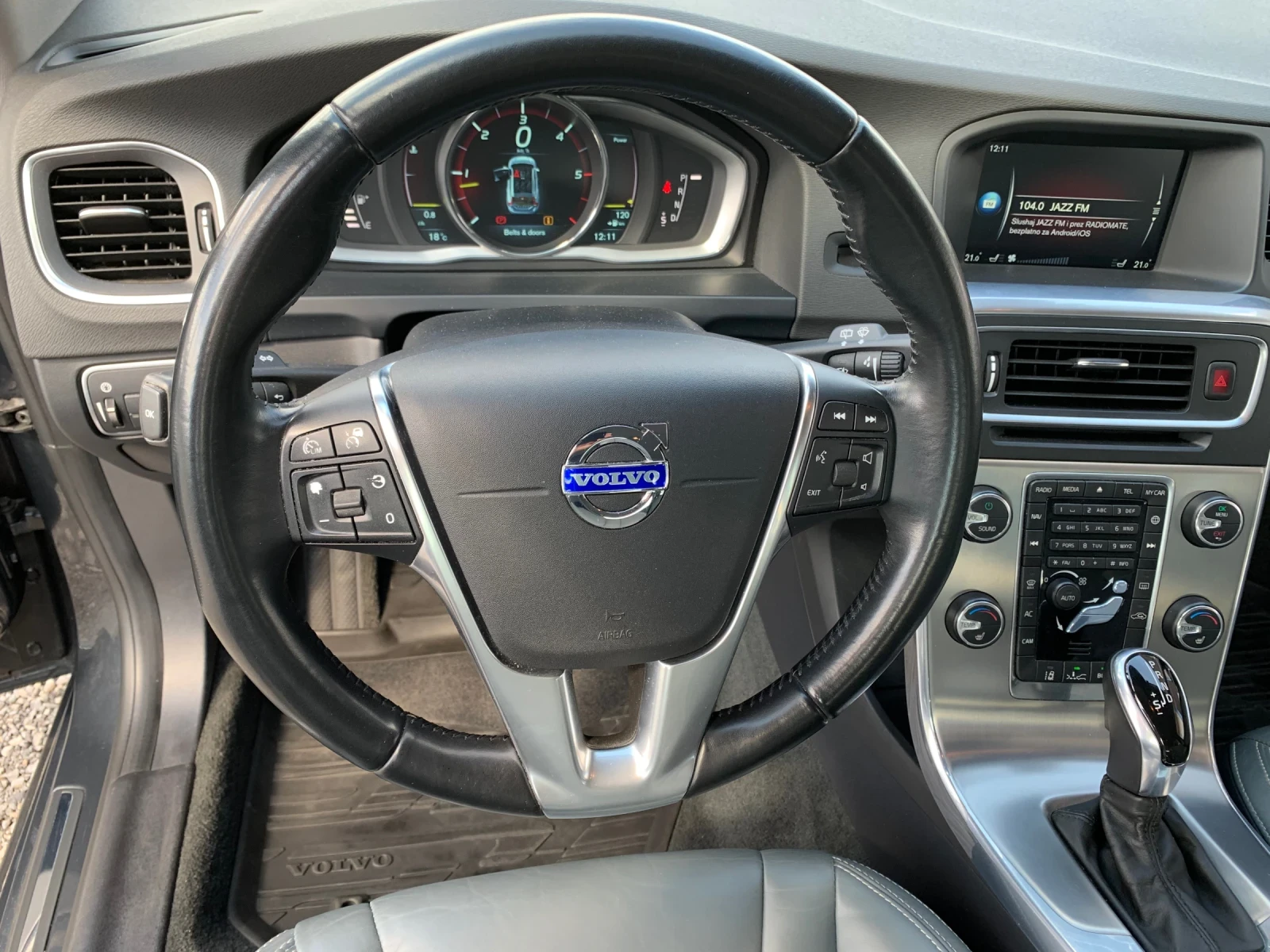 Volvo V60 2.4* D5* AWD* SUMMUM* ПЪЛНА СЕР.ИСТОРИЯ VOLVO, снимка 8 - Автомобили и джипове - 54157492