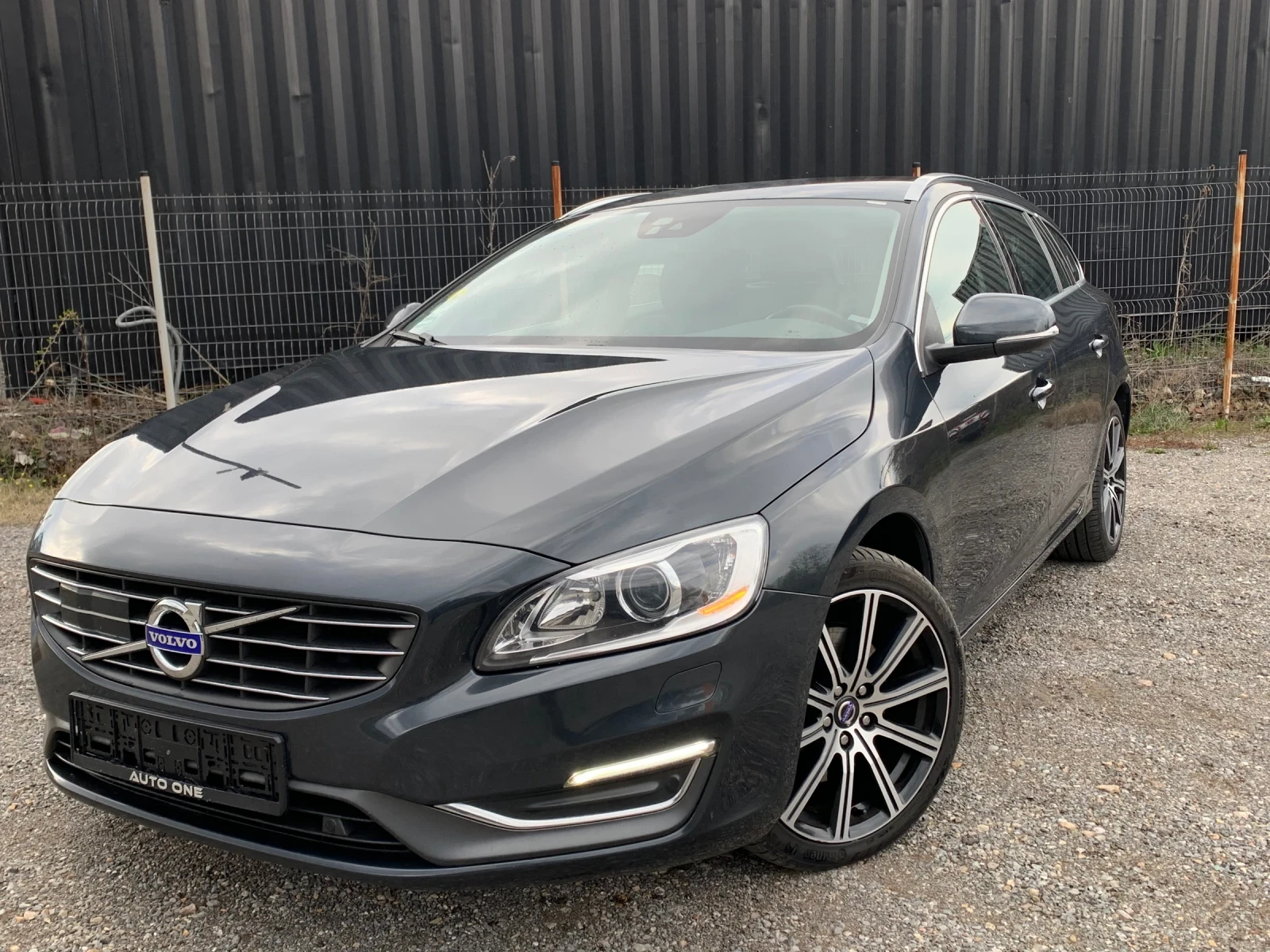 Volvo V60 2.4* D5* AWD* SUMMUM* ПЪЛНА СЕР.ИСТОРИЯ VOLVO, снимка 2 - Автомобили и джипове - 54157492
