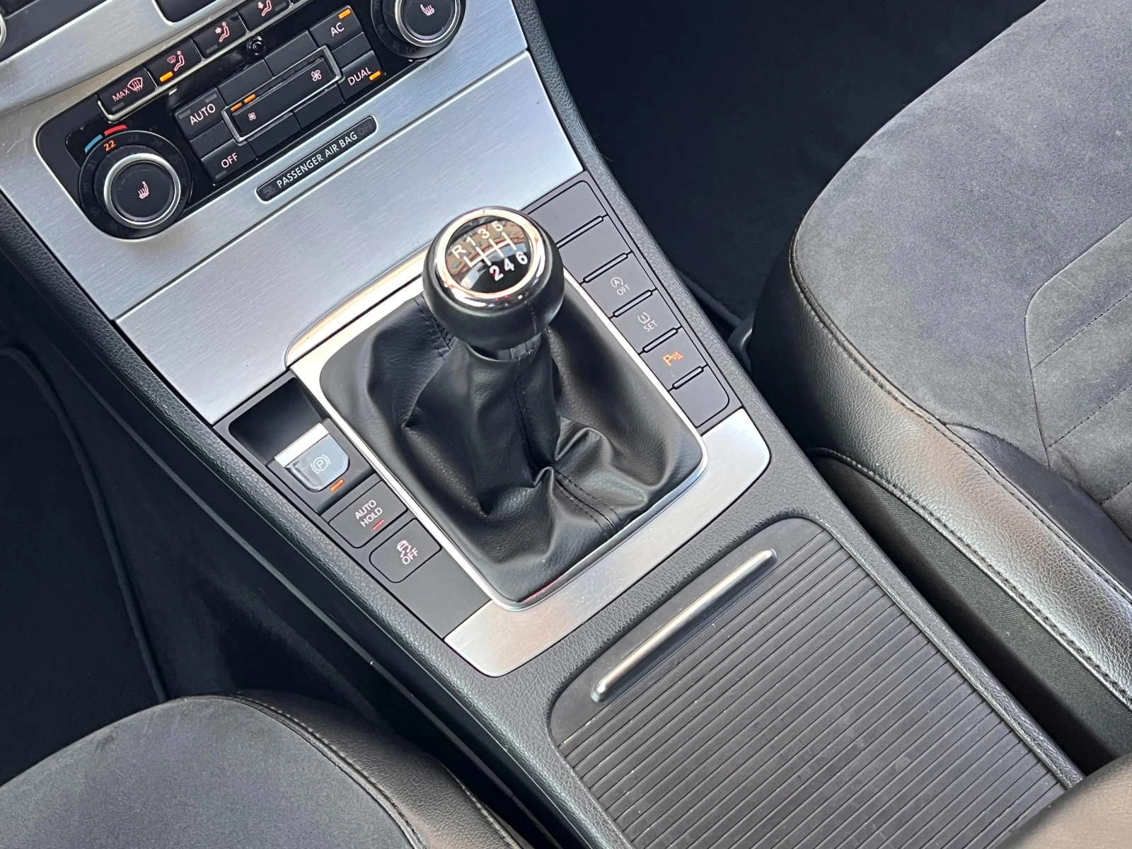 VW Passat 2.0TDi Highline Подгрев Алкантара Навигация Камера, снимка 10 - Автомобили и джипове - 55067497