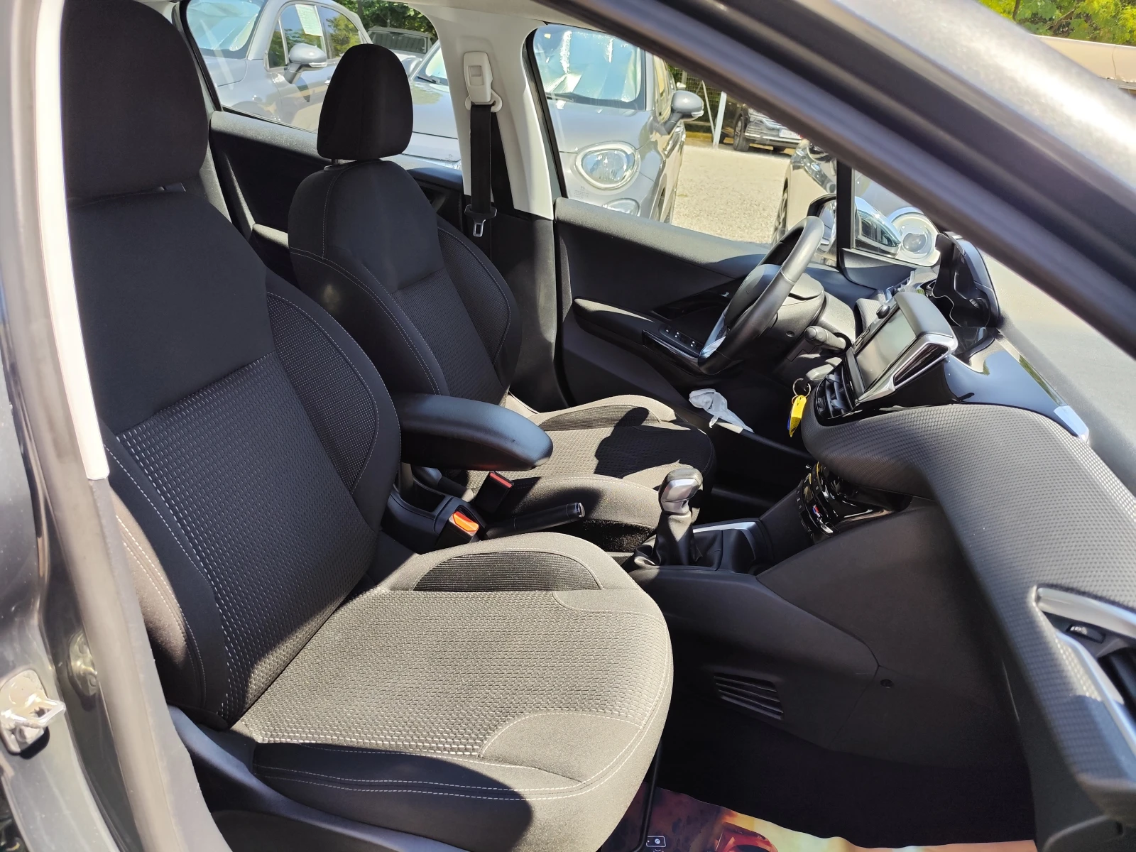 Peugeot 208 1.2i* LED* NAVI* CAMERA* FACELIFT* , снимка 12 - Автомобили и джипове - 55477630