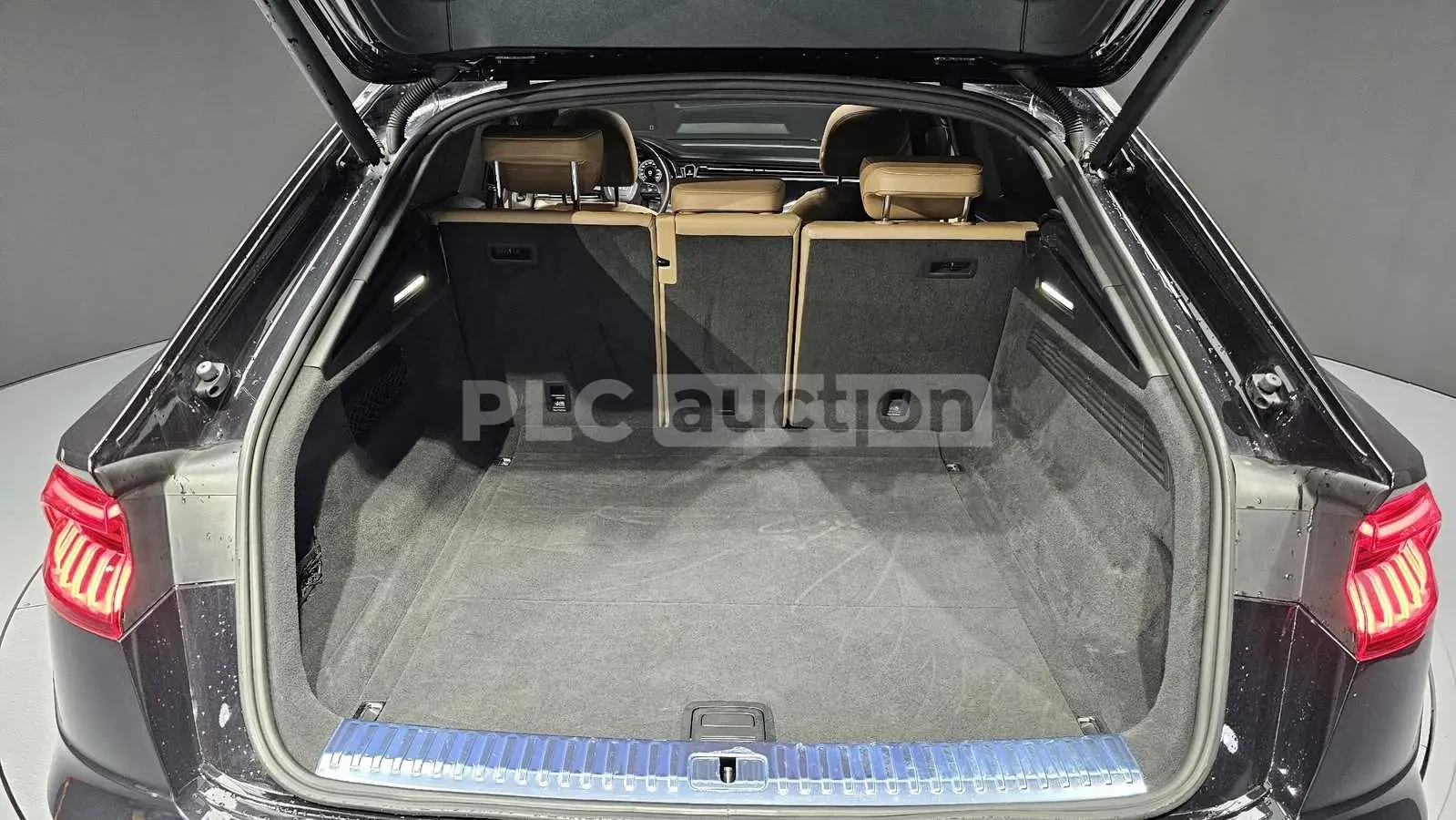 Audi Q8 ОБДУХВАНЕ * ДИСТРОНИК * 360 * ПАНОРАМА * HEAD-UP, снимка 17 - Автомобили и джипове - 54273264