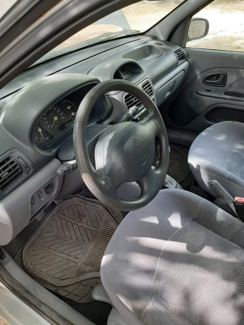 Renault Clio, снимка 2 - Автомобили и джипове - 47107842