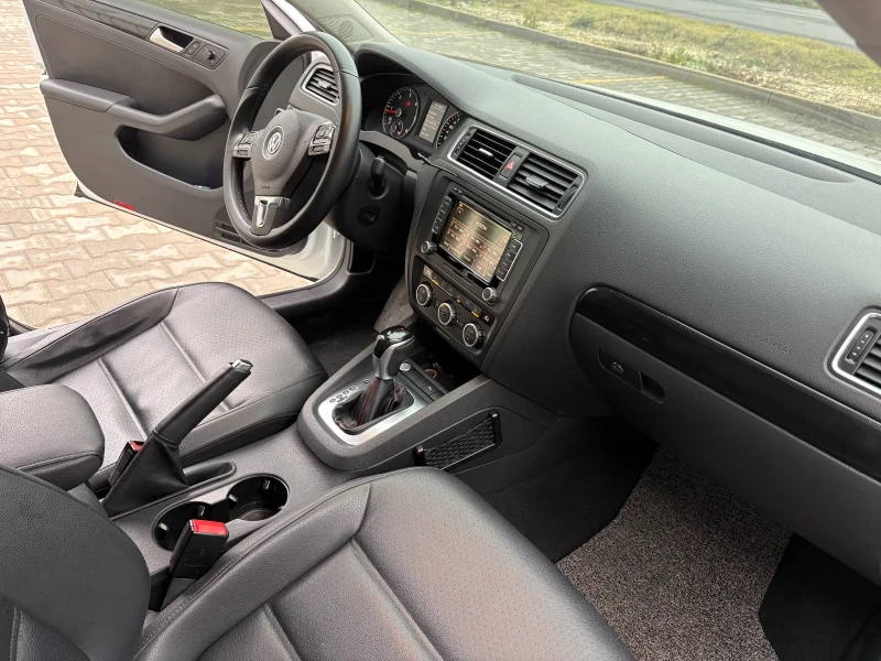 VW Jetta 2.0 TDI | автоматик | кожа | люк, снимка 11 - Автомобили и джипове - 52341007