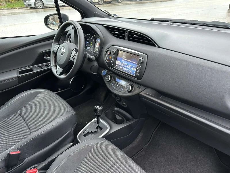 Toyota Yaris 1.5 HEV SOL, снимка 11 - Автомобили и джипове - 52616895