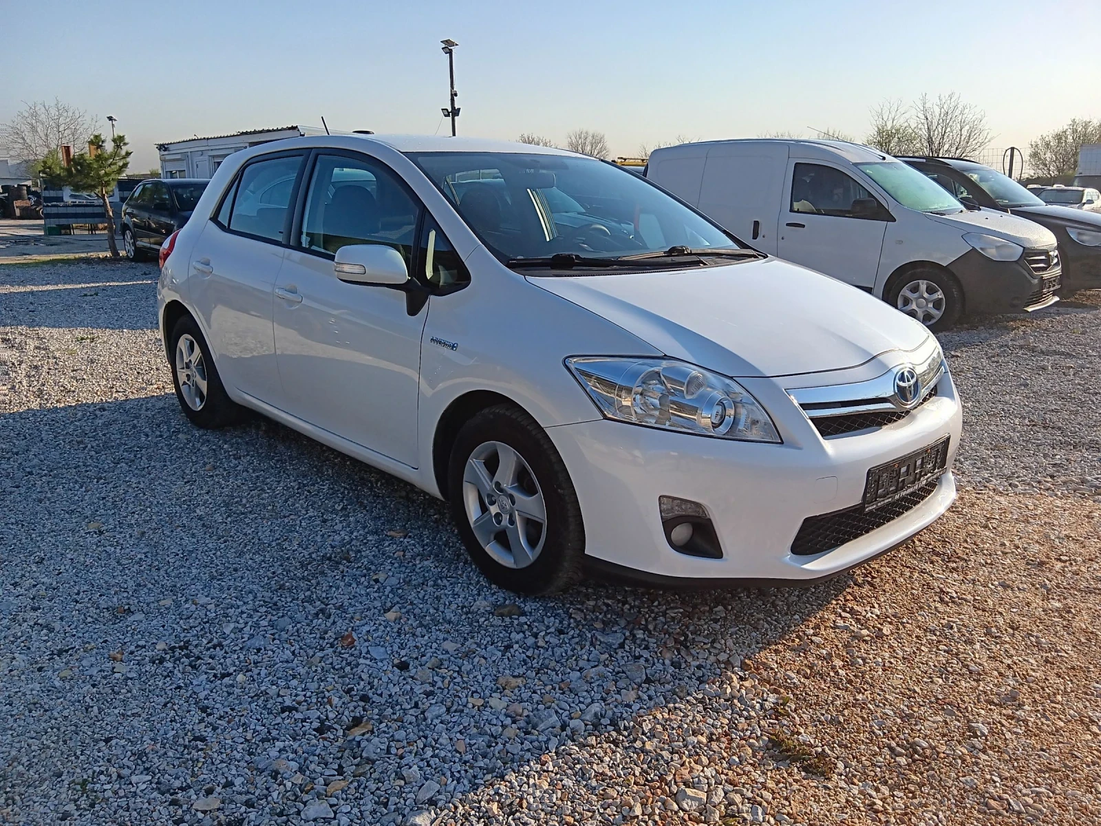 Toyota Auris 1.8 Hybrid  - изображение 2