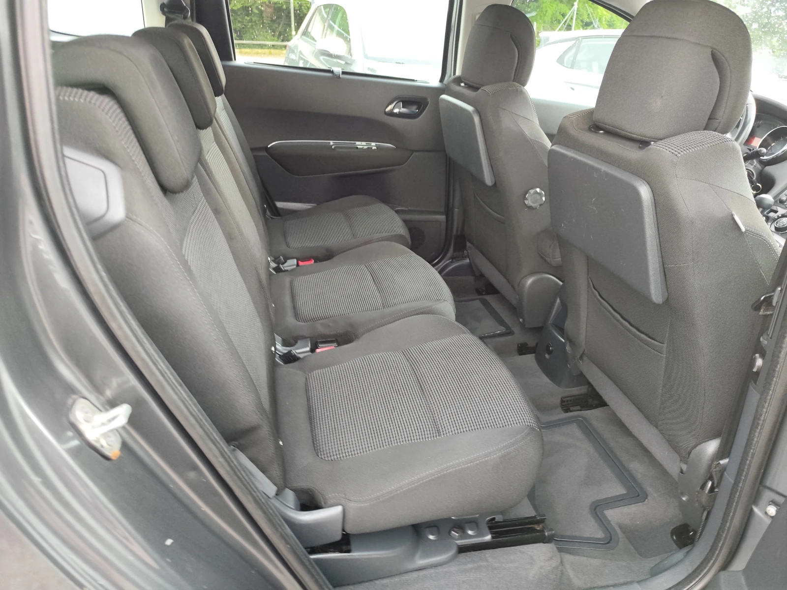 Peugeot 5008 1.6HDi* Klimatronik* , снимка 11 - Автомобили и джипове - 55102726