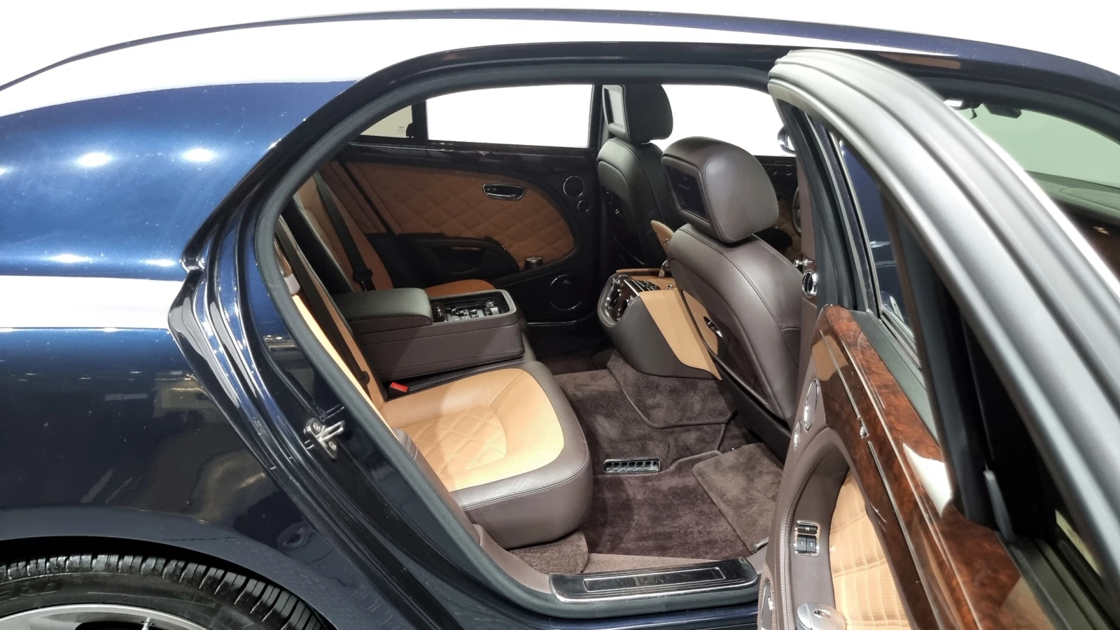 Bentley Mulsanne SOFT CLOSE* ЕЛ. БАГАЖНИК* МАСАЖ* ЛЮК* КРАЙНА ЦЕНА, снимка 12 - Автомобили и джипове - 55593673