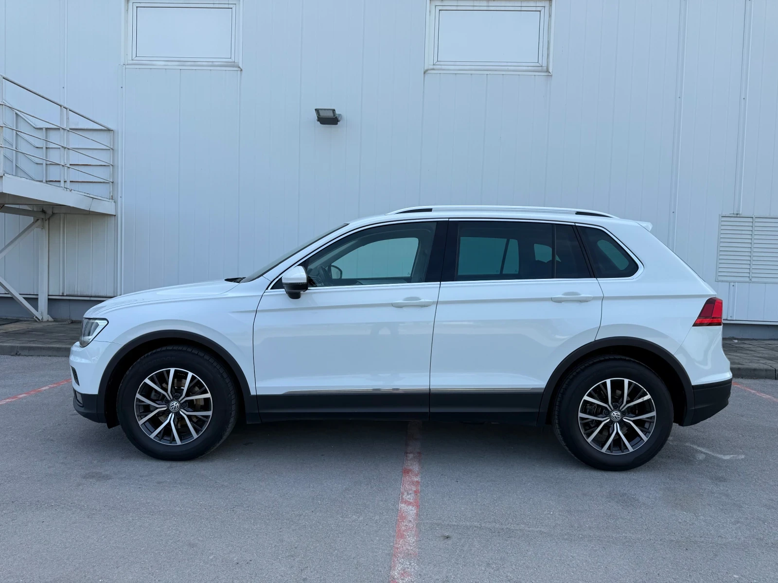 VW Tiguan 2.0TDI DSG, снимка 2 - Автомобили и джипове - 54227007