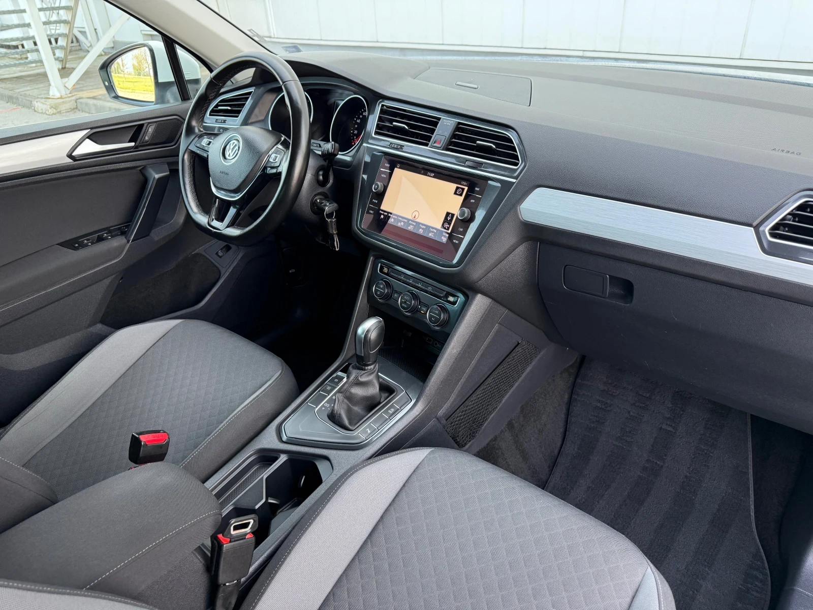 VW Tiguan 2.0TDI DSG, снимка 15 - Автомобили и джипове - 54227007