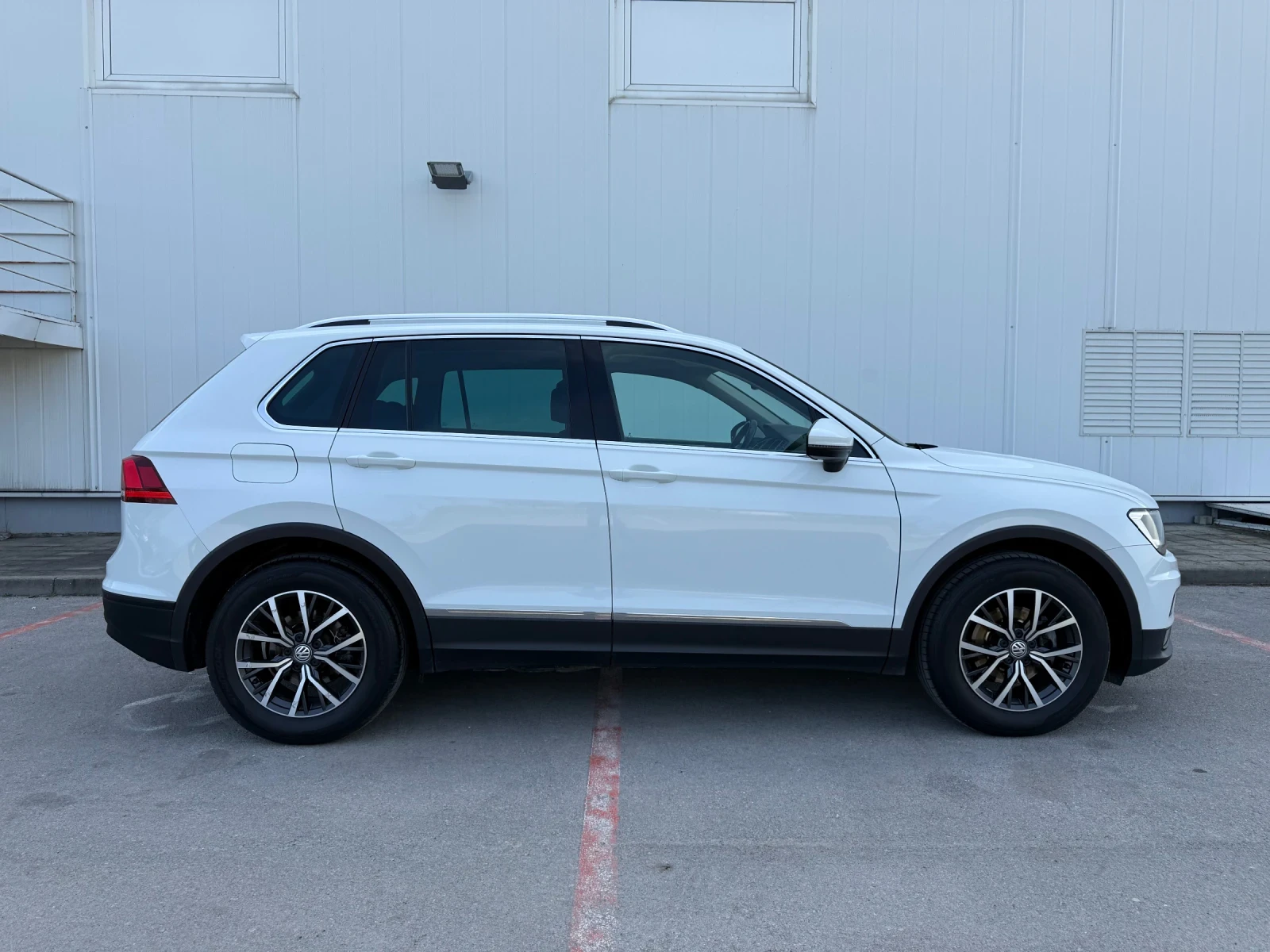 VW Tiguan 2.0TDI DSG, снимка 6 - Автомобили и джипове - 54227007