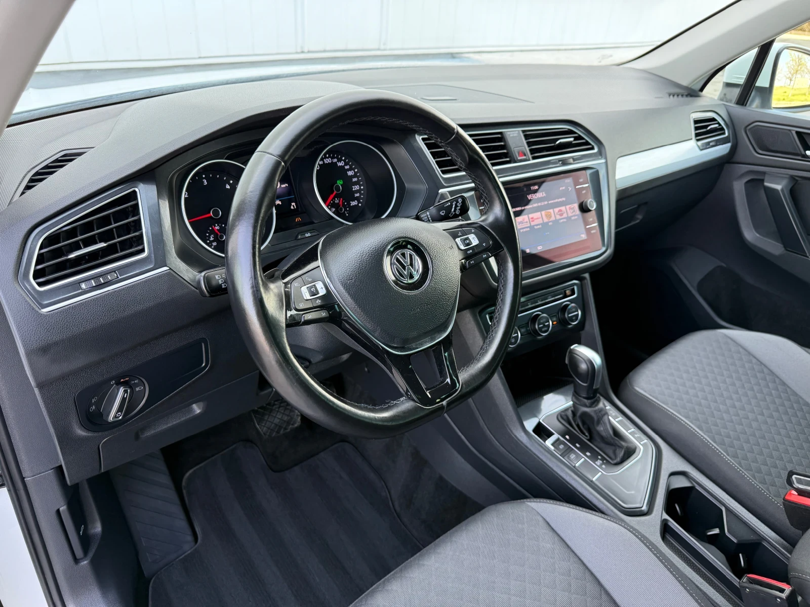 VW Tiguan 2.0TDI DSG, снимка 10 - Автомобили и джипове - 54227007