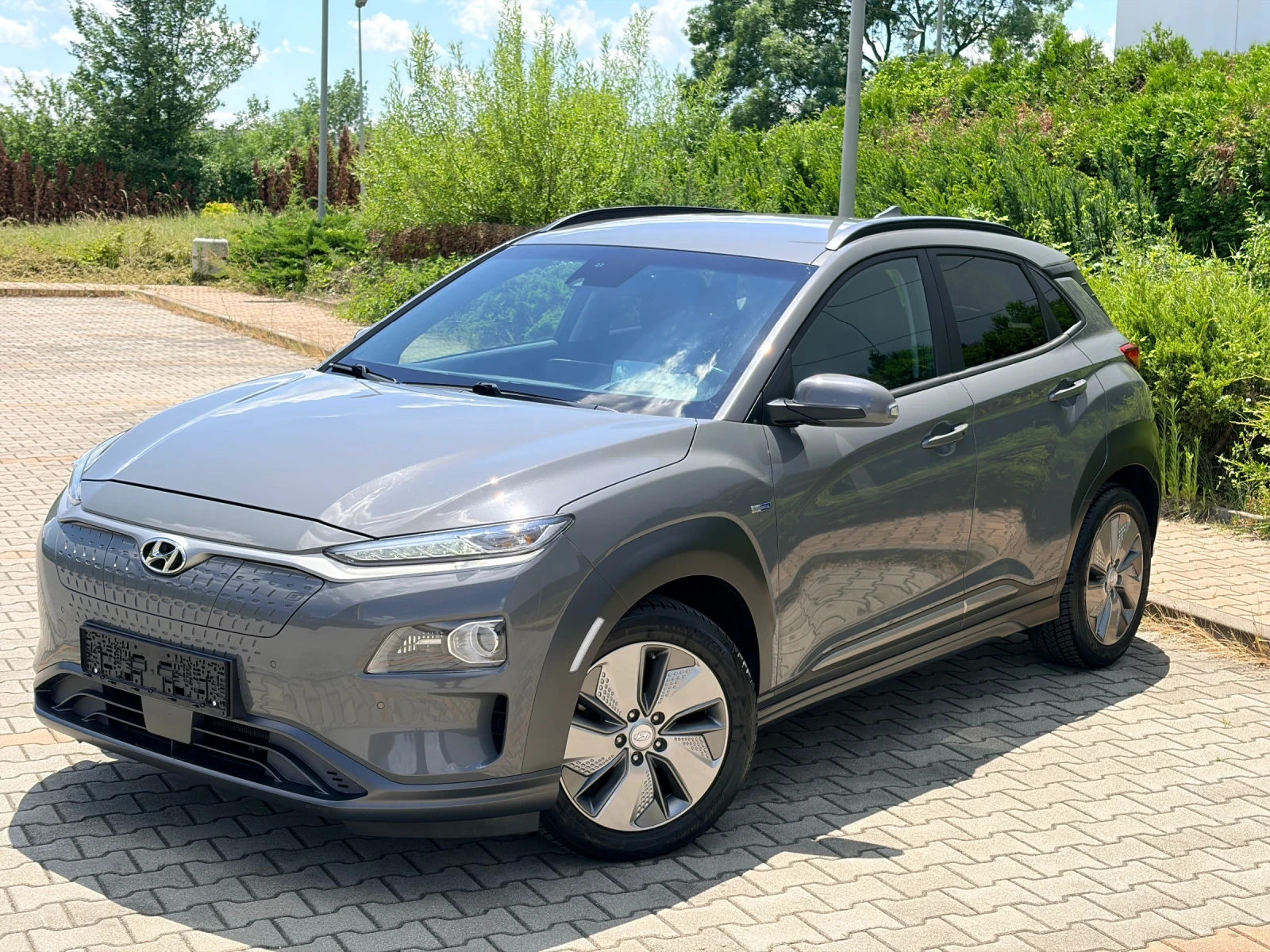 Hyundai Kona 100% SOH!!! PREMIUM!!! TERMOPOMPA!!! 64kw 204kc, снимка 2 - Автомобили и джипове - 56022204