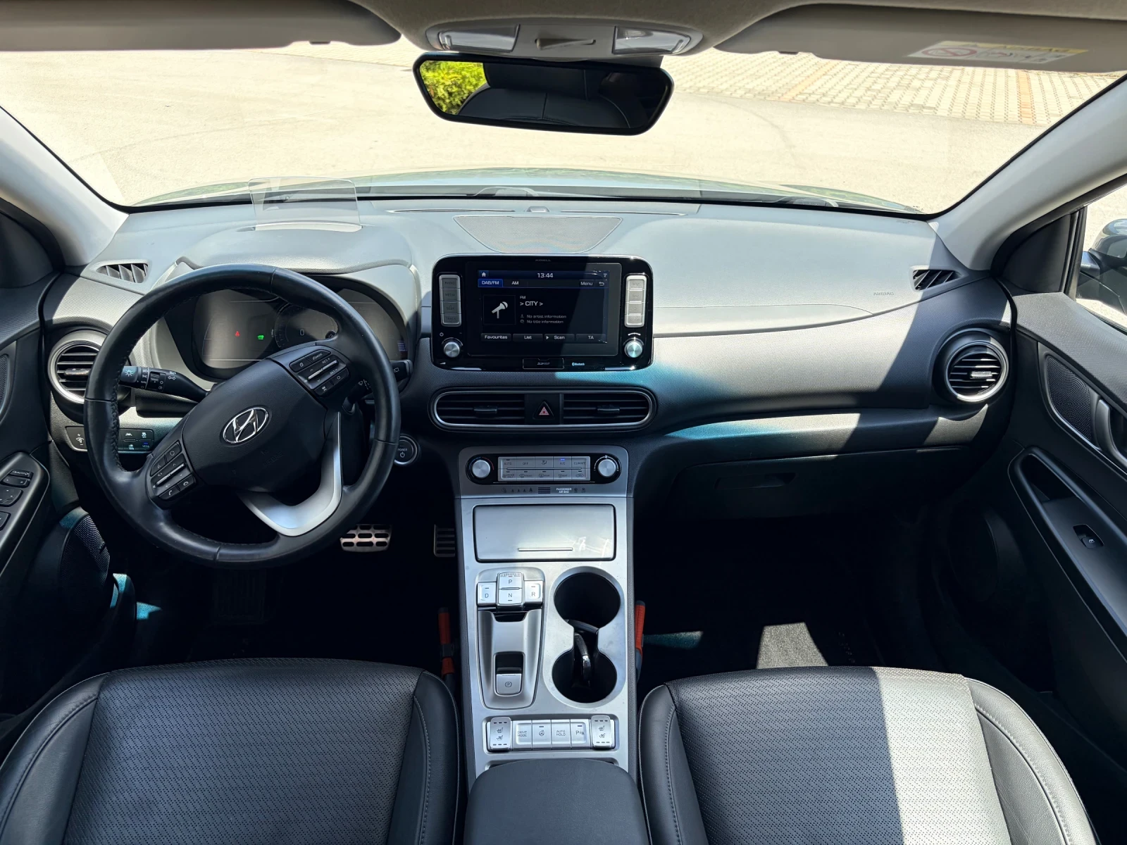 Hyundai Kona 100% SOH!!! PREMIUM!!! TERMOPOMPA!!! 64kw 204kc, снимка 7 - Автомобили и джипове - 56022204