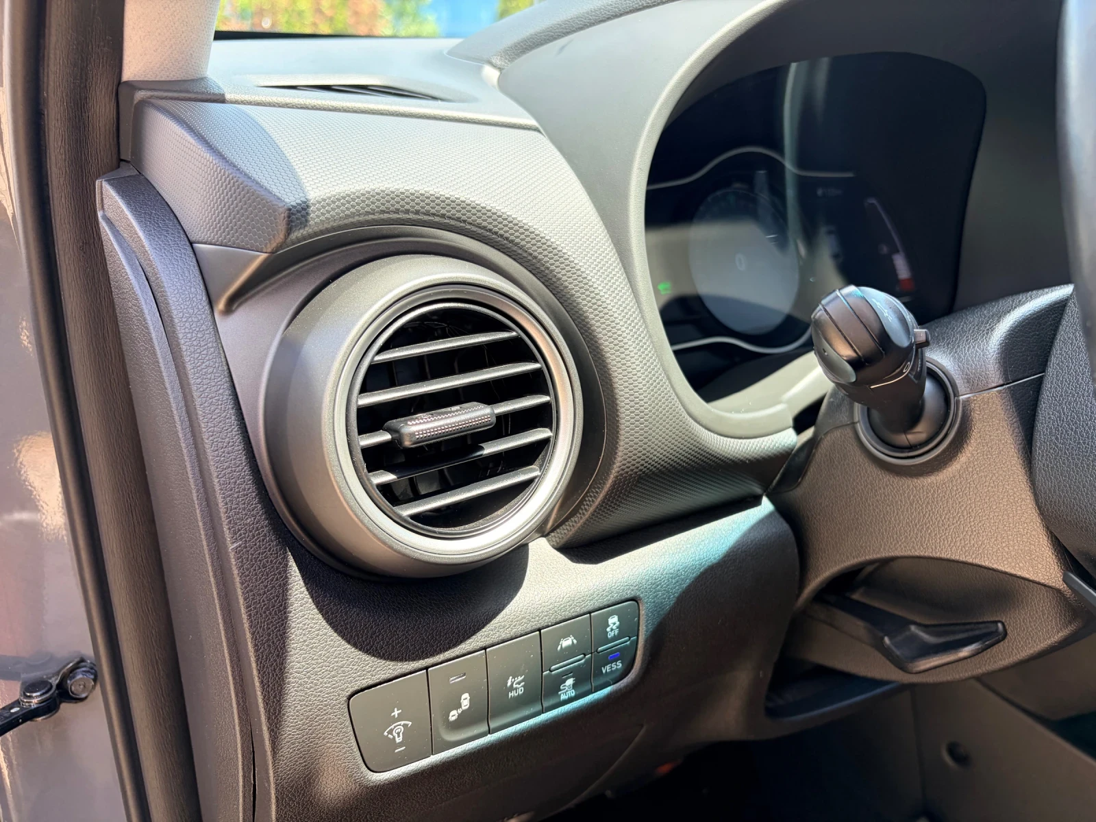 Hyundai Kona 100% SOH!!! PREMIUM!!! TERMOPOMPA!!! 64kw 204kc, снимка 10 - Автомобили и джипове - 56022204