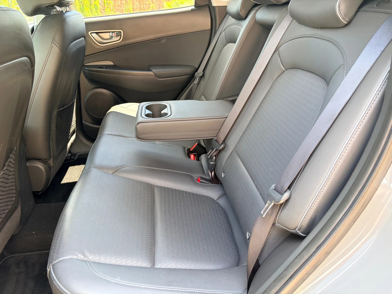 Hyundai Kona 100% SOH!!! PREMIUM!!! TERMOPOMPA!!! 64kw 204kc, снимка 12 - Автомобили и джипове - 56022204