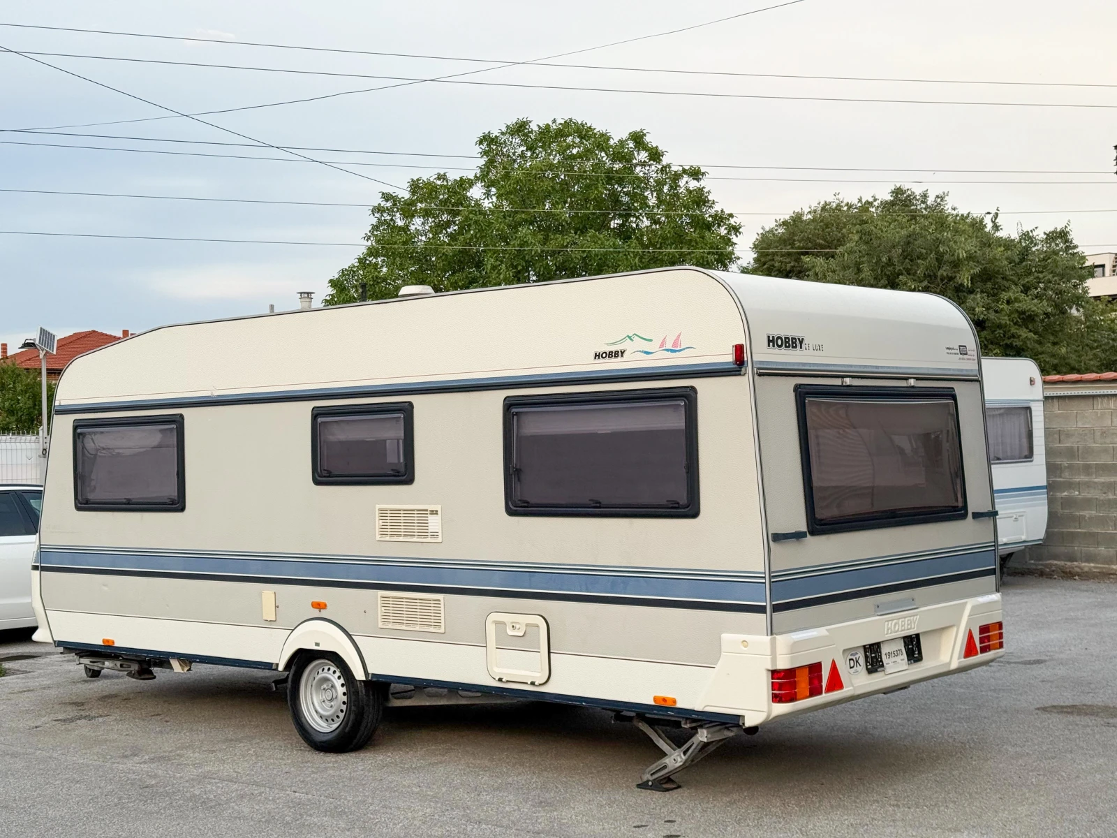Каравана Hobby De luxe 495 KMF, снимка 3 - Каравани и кемпери - 54875686