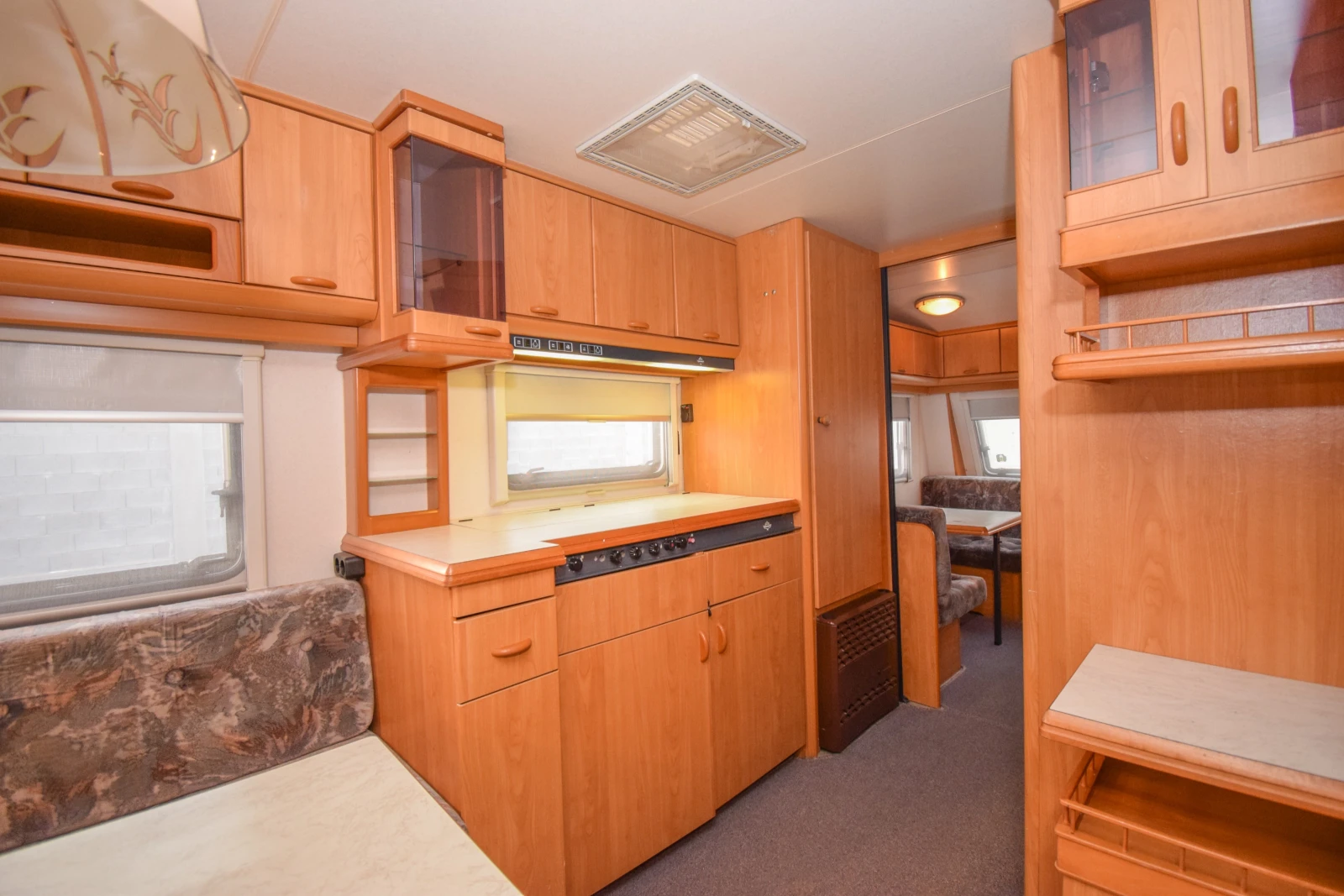 Каравана Hobby De luxe 495 KMF, снимка 9 - Каравани и кемпери - 54875686