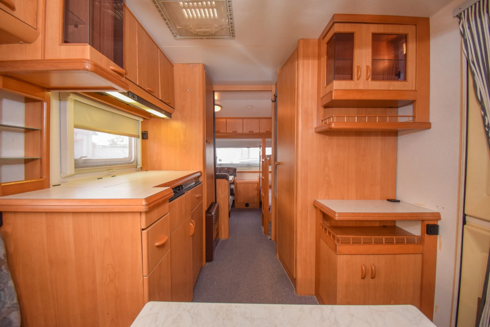 Каравана Hobby De luxe 495 KMF, снимка 8 - Каравани и кемпери - 54875686