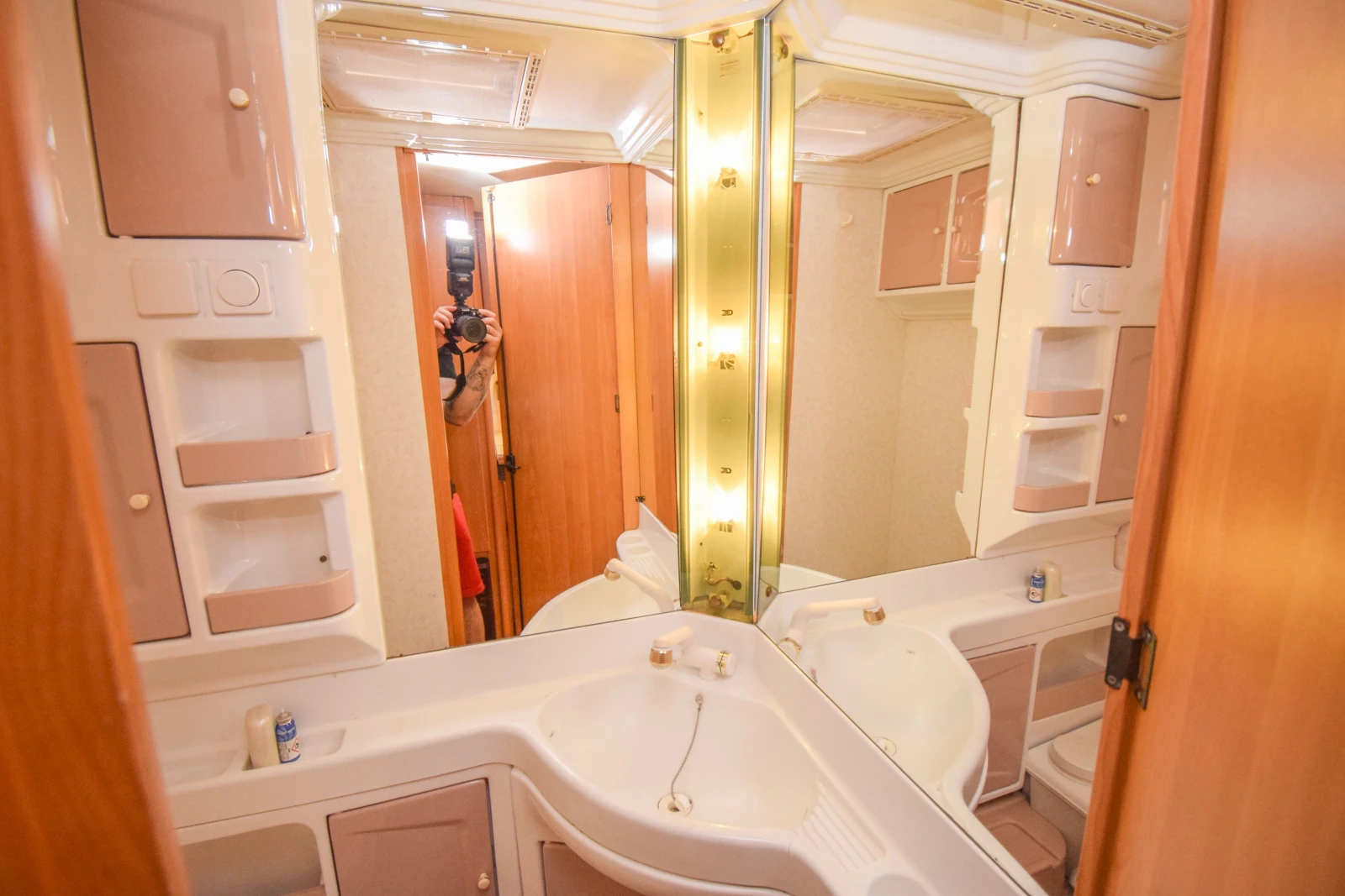 Каравана Hobby De luxe 495 KMF, снимка 15 - Каравани и кемпери - 54875686
