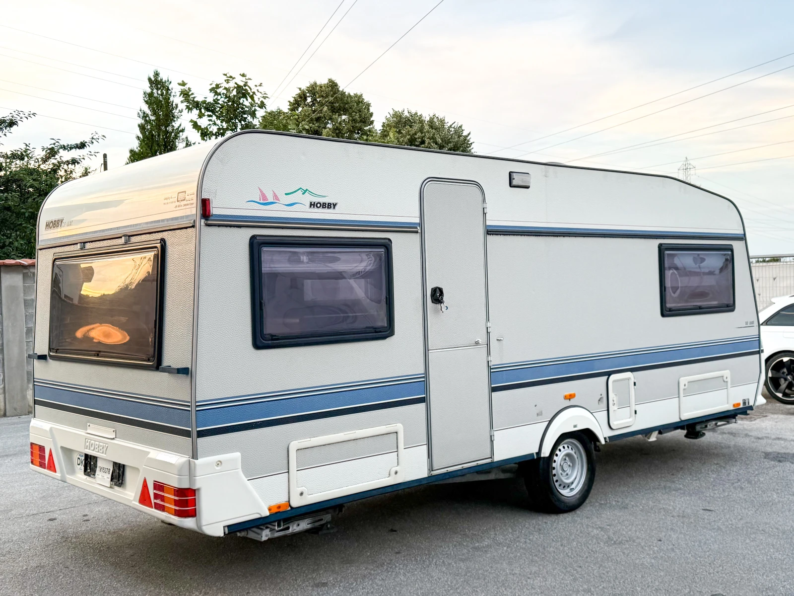 Каравана Hobby De luxe 495 KMF, снимка 2 - Каравани и кемпери - 54875686