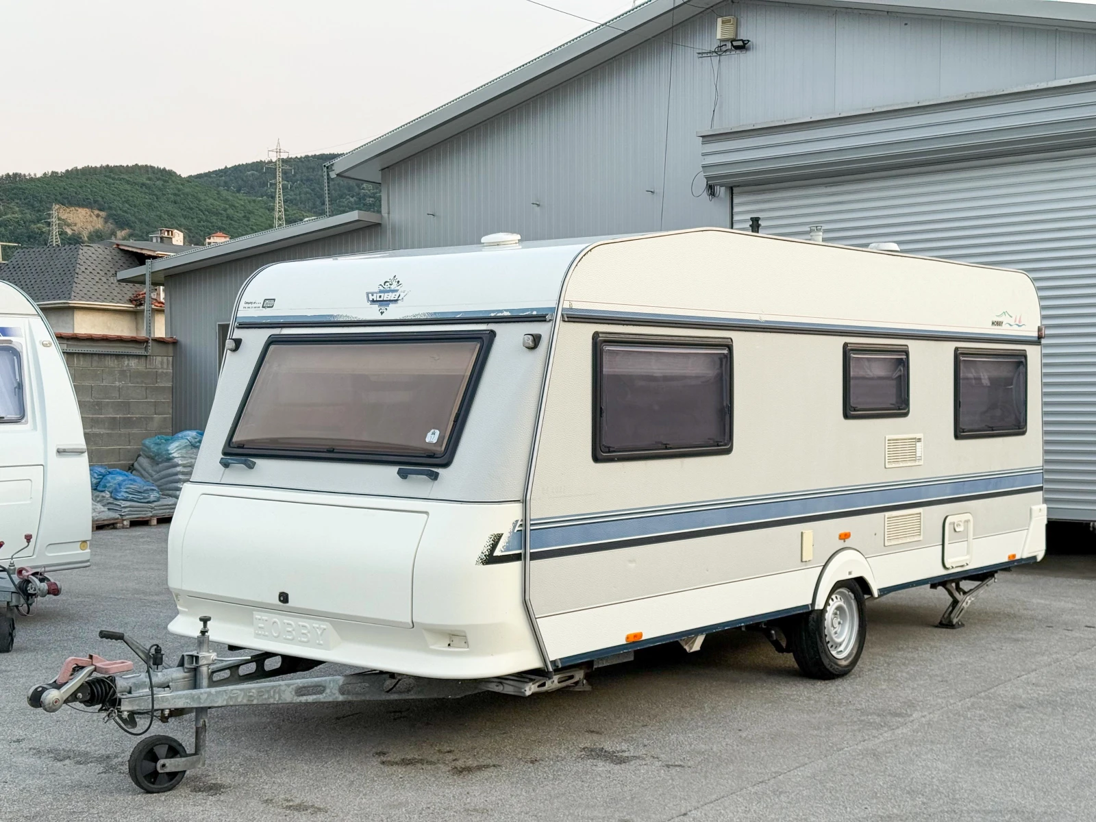 Каравана Hobby De luxe 495 KMF, снимка 4 - Каравани и кемпери - 54875686