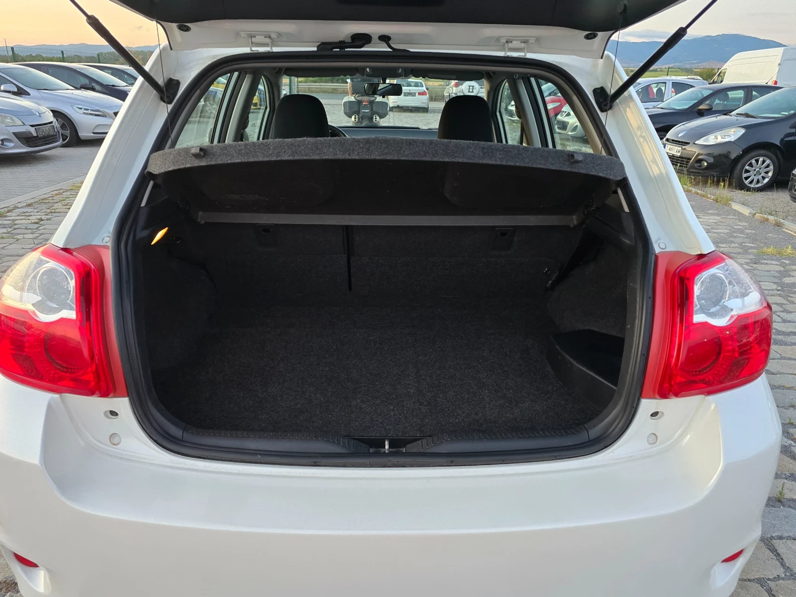 Toyota Auris 1.8 Hybrid Автоматик ЕВРО 5 - изображение 9