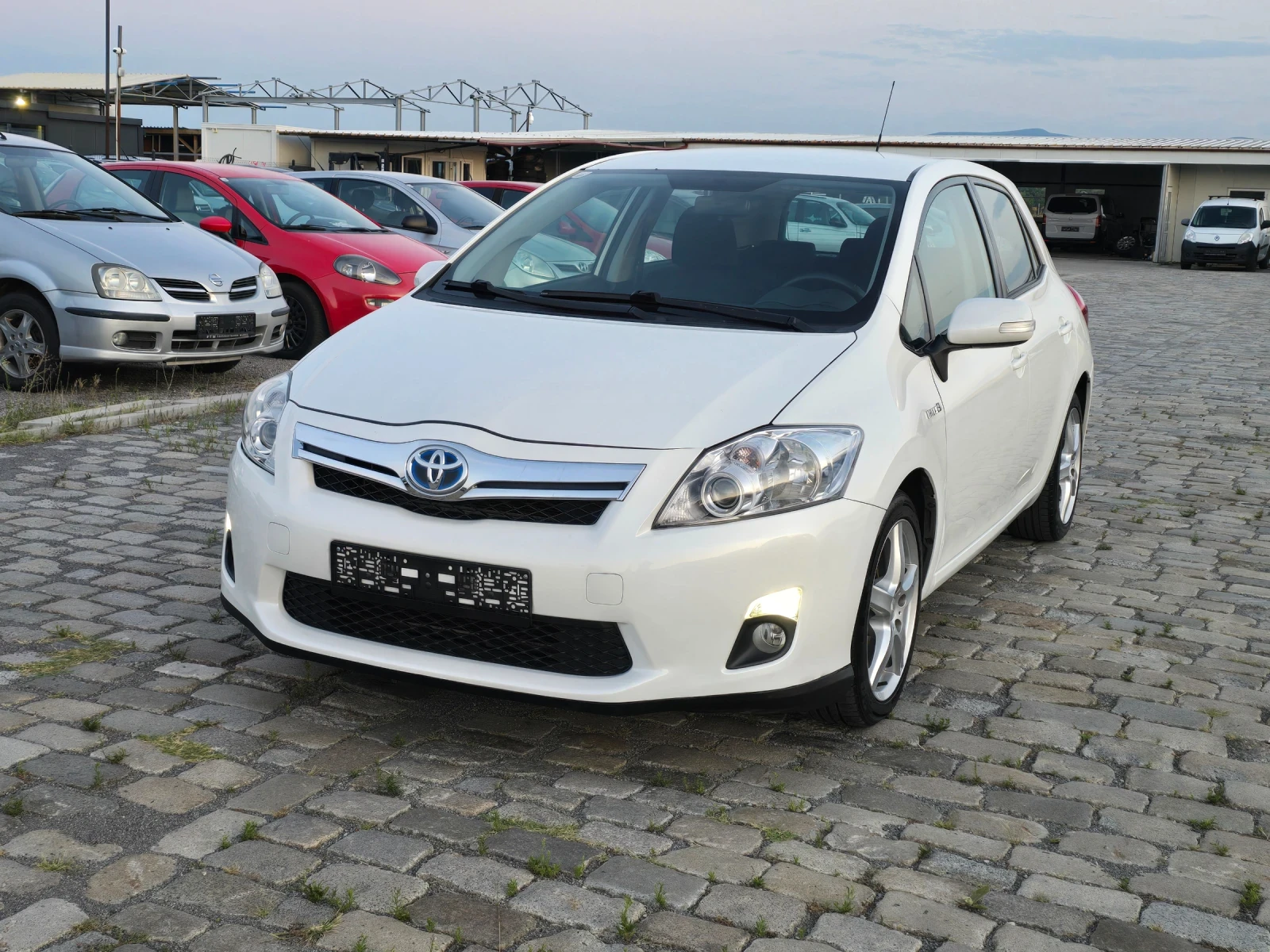Toyota Auris 1.8 Hybrid Автоматик ЕВРО 5 - изображение 3