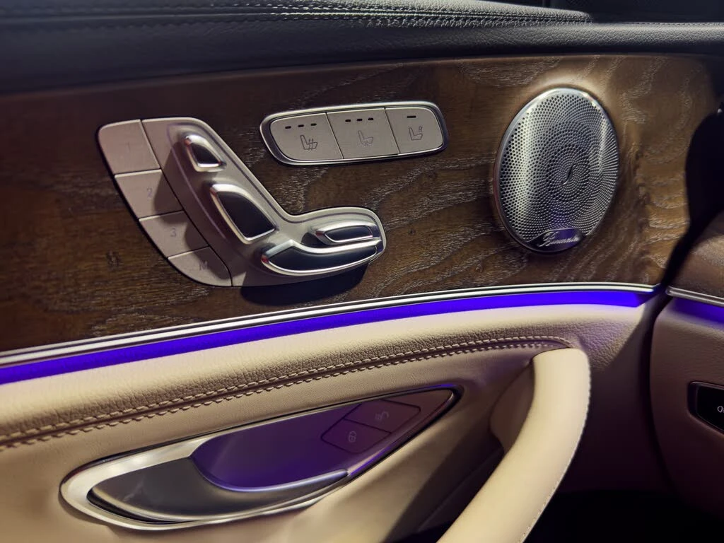 Mercedes-Benz E 53 AMG  Sedan 4MATIC+ , снимка 13 - Автомобили и джипове - 54578151
