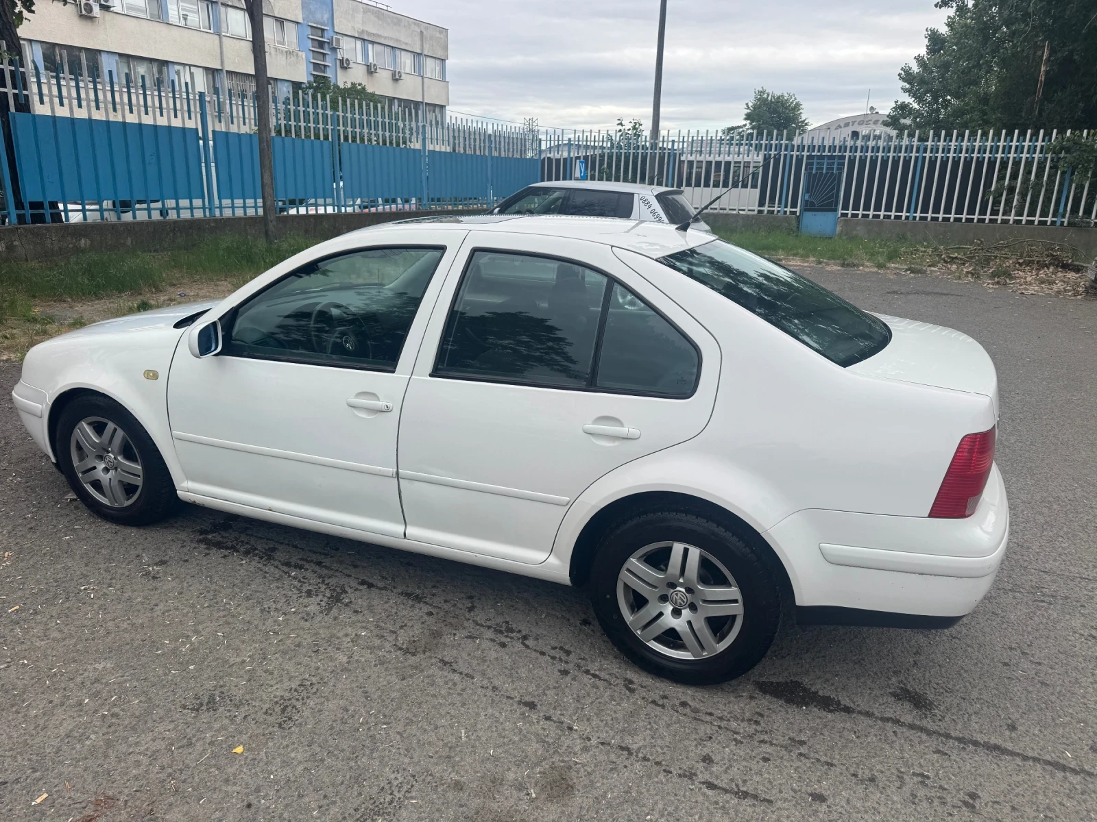 VW Bora 1.6 SR, снимка 2 - Автомобили и джипове - 54890106