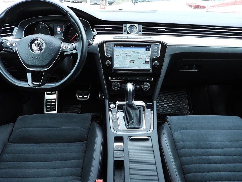 VW Passat 2.0ШВЕЙЦАРИЯ-ДИСТРОНИК/LED/САМОПАРКИРАНЕ/КОЖА/НАВИ, снимка 10 - Автомобили и джипове - 53479054