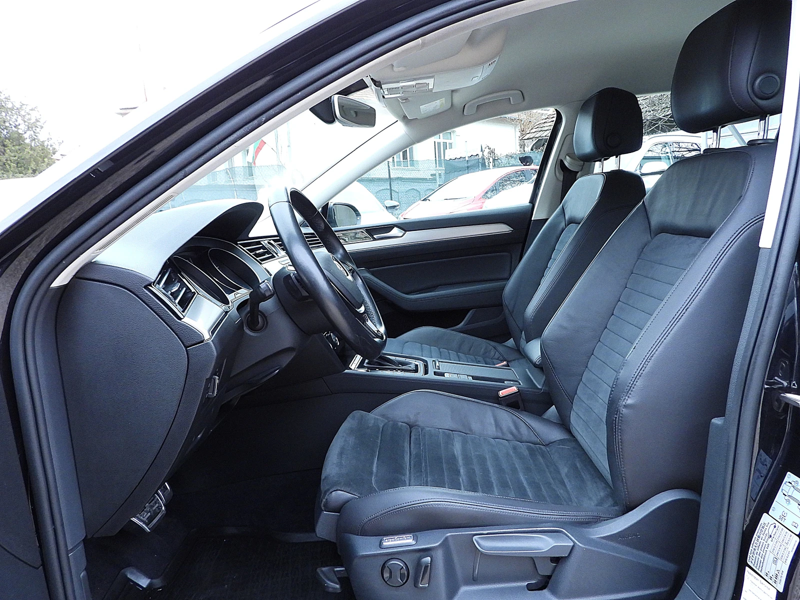 VW Passat 2.0ШВЕЙЦАРИЯ-ДИСТРОНИК/LED/САМОПАРКИРАНЕ/КОЖА/НАВИ - изображение 8