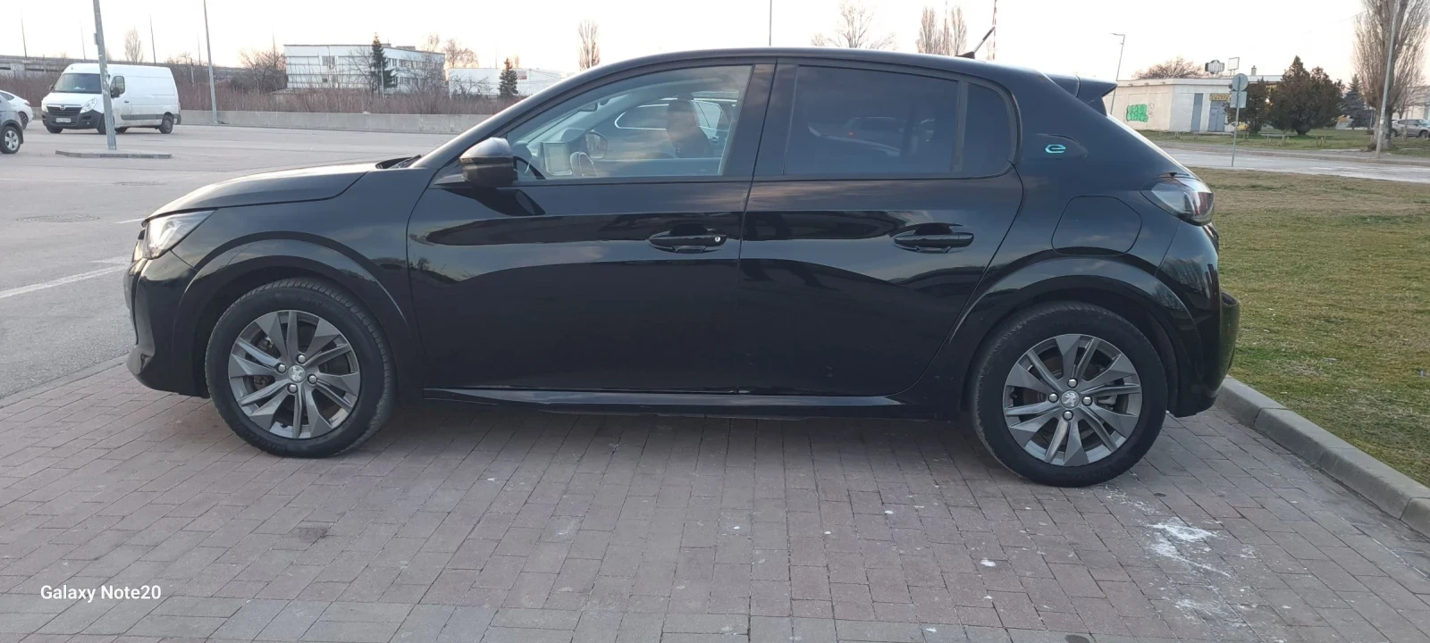 Peugeot 208 208e 50kwh, снимка 2 - Автомобили и джипове - 53751359