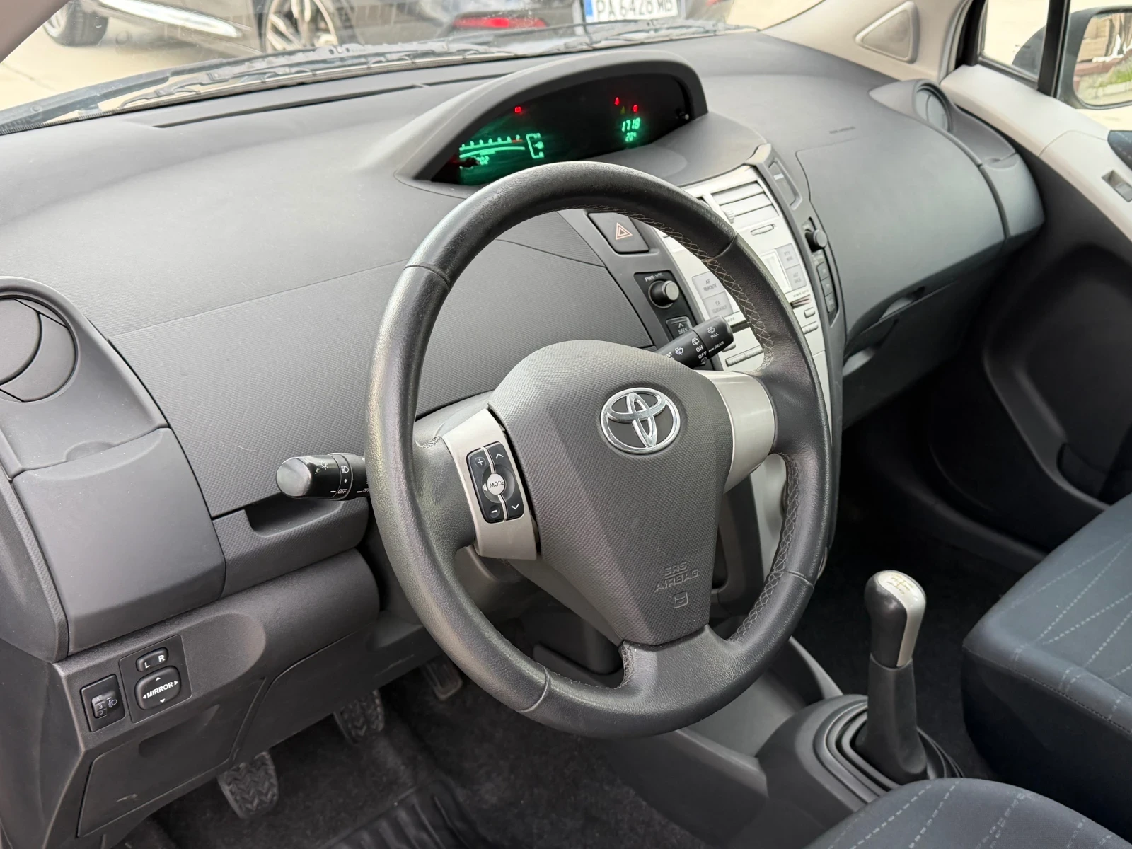 Toyota Yaris 1.3Benzin/2008, снимка 11 - Автомобили и джипове - 54346782