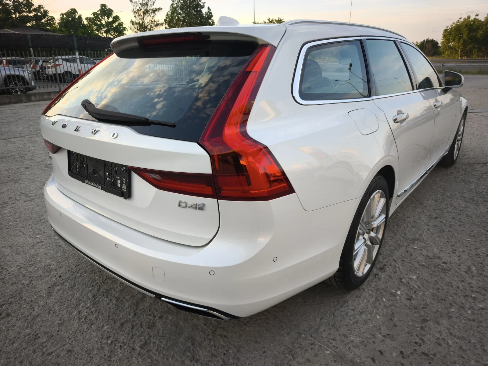 Volvo V60 2.0d 190kc INSCRIPTION FULL SERVICE IN VOLVO, снимка 4 - Автомобили и джипове - 54622511