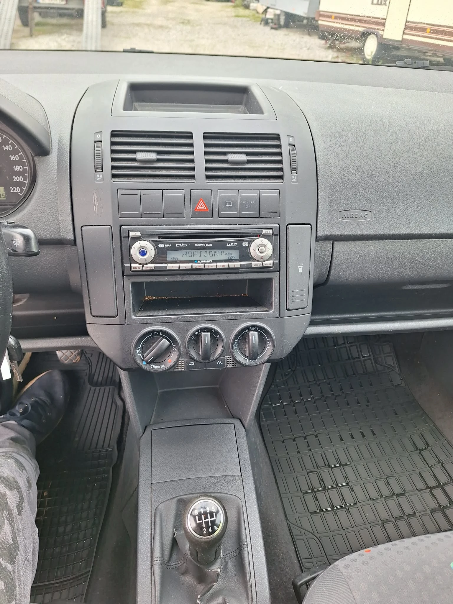 VW Polo 1.4i klima , снимка 10 - Автомобили и джипове - 54641770