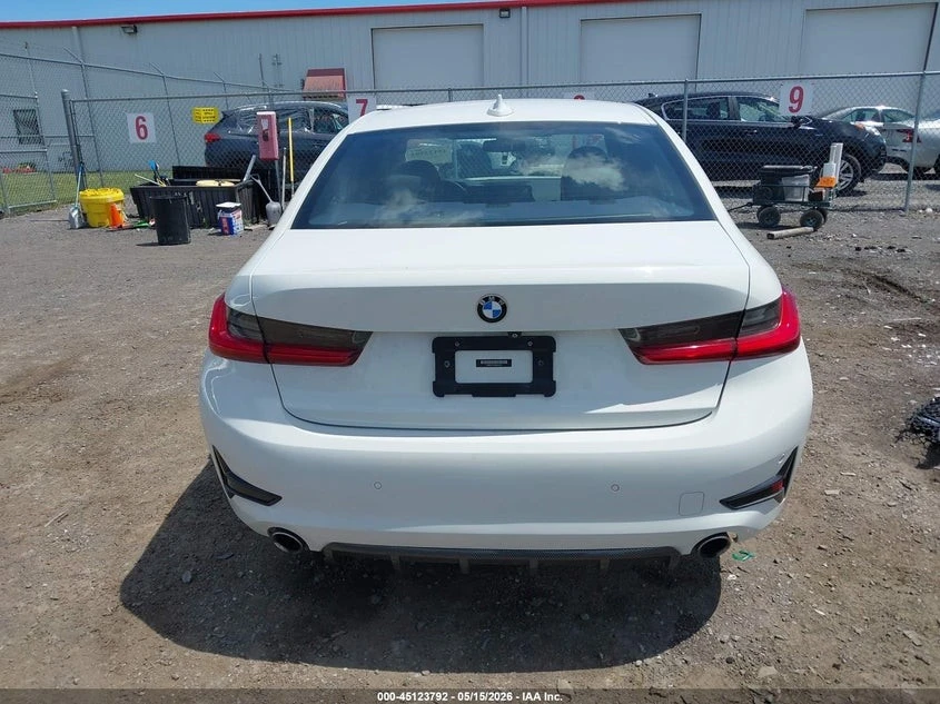 BMW 330 xDrive* LANE* DISTRO, снимка 16 - Автомобили и джипове - 55537919