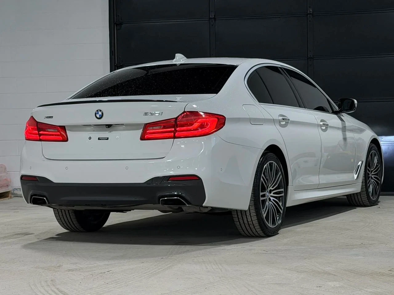 BMW 530 i xDrive M Sport | Navigation | Heated Seats | Mem, снимка 3 - Автомобили и джипове - 55901484
