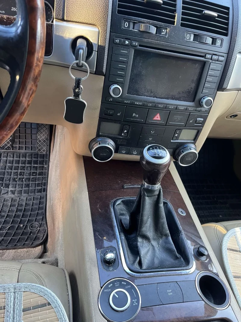 VW Touareg, снимка 8 - Автомобили и джипове - 52859494
