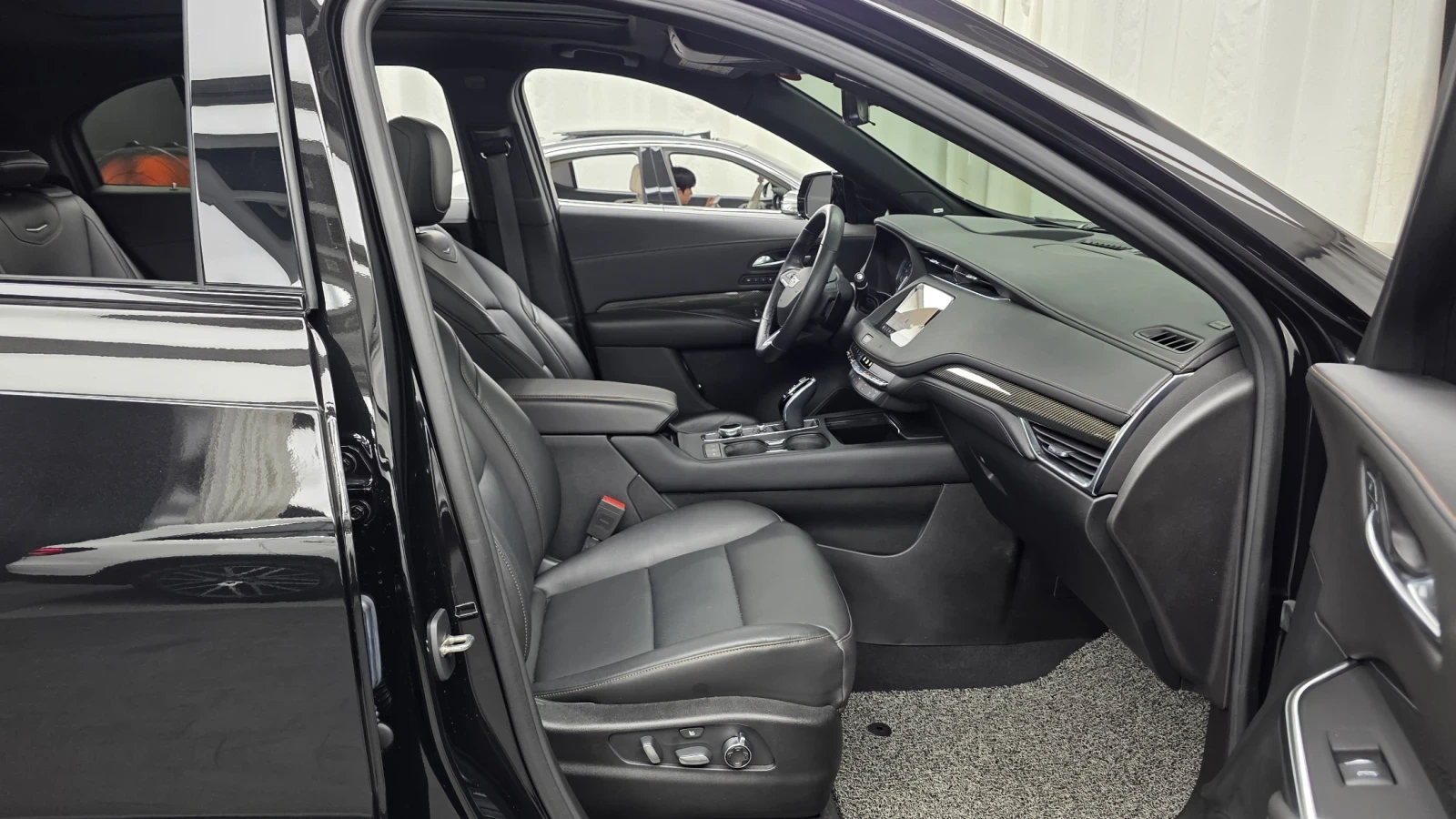 Cadillac XT4 2.0 Sport AWD Панорама, Disi, Head Up, обдухване, снимка 6 - Автомобили и джипове - 54869040