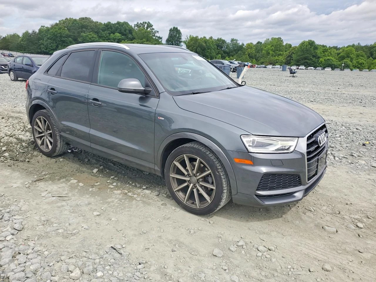 Audi Q3 2.0l Premium, снимка 4 - Автомобили и джипове - 55093924