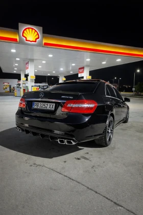 ������ Mercedes-Benz E 500
