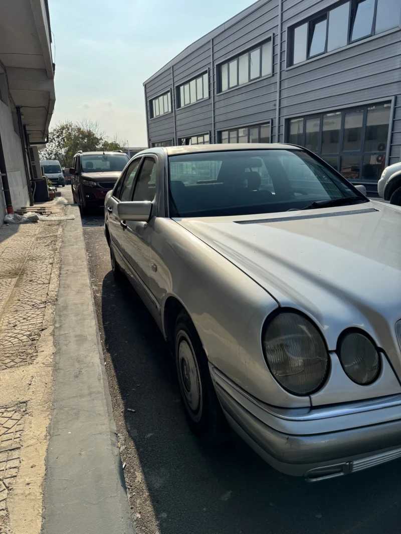 Mercedes-Benz E 200 Mercedes E200 Газ/Бензин, снимка 2 - Автомобили и джипове - 47762242