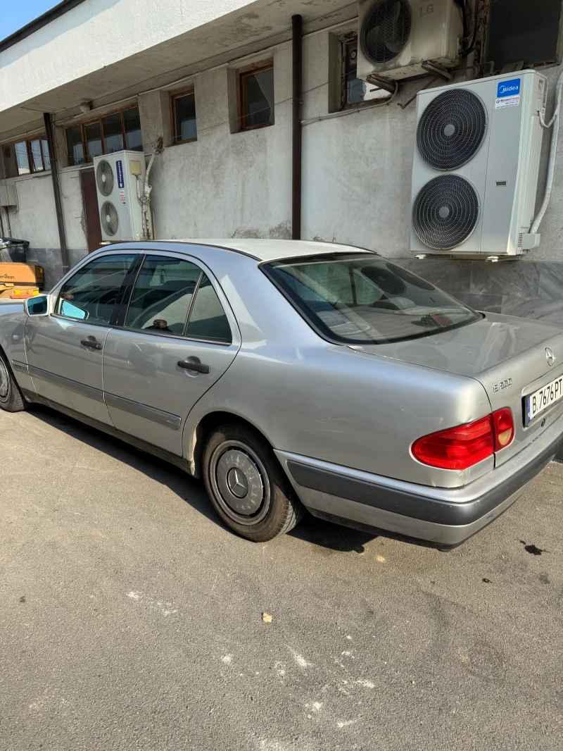 Mercedes-Benz E 200 Mercedes E200 Газ/Бензин, снимка 8 - Автомобили и джипове - 47762242