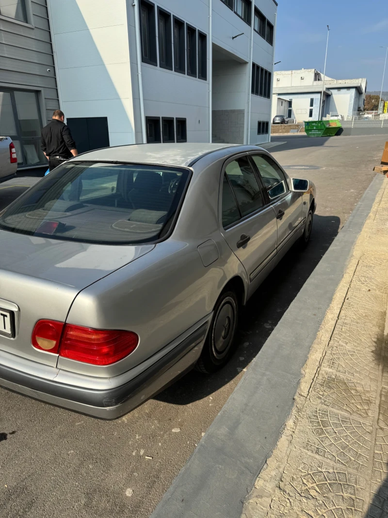 Mercedes-Benz E 200 Mercedes E200 Газ/Бензин, снимка 9 - Автомобили и джипове - 47762242