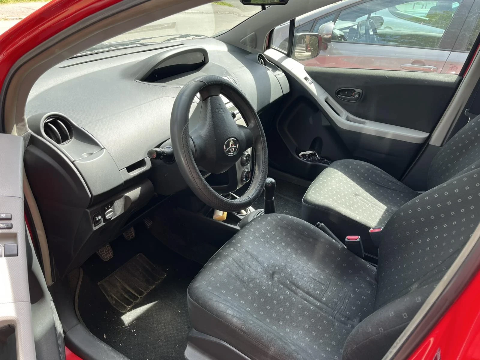 Toyota Yaris 1.0i - изображение 2