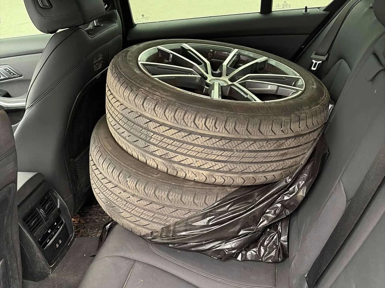 BMW 330 I xDrive * ПОДГРЕВИ* ПАНОРАМА* + ГУМИ С ДЖАНТИ, снимка 11 - Автомобили и джипове - 54183469