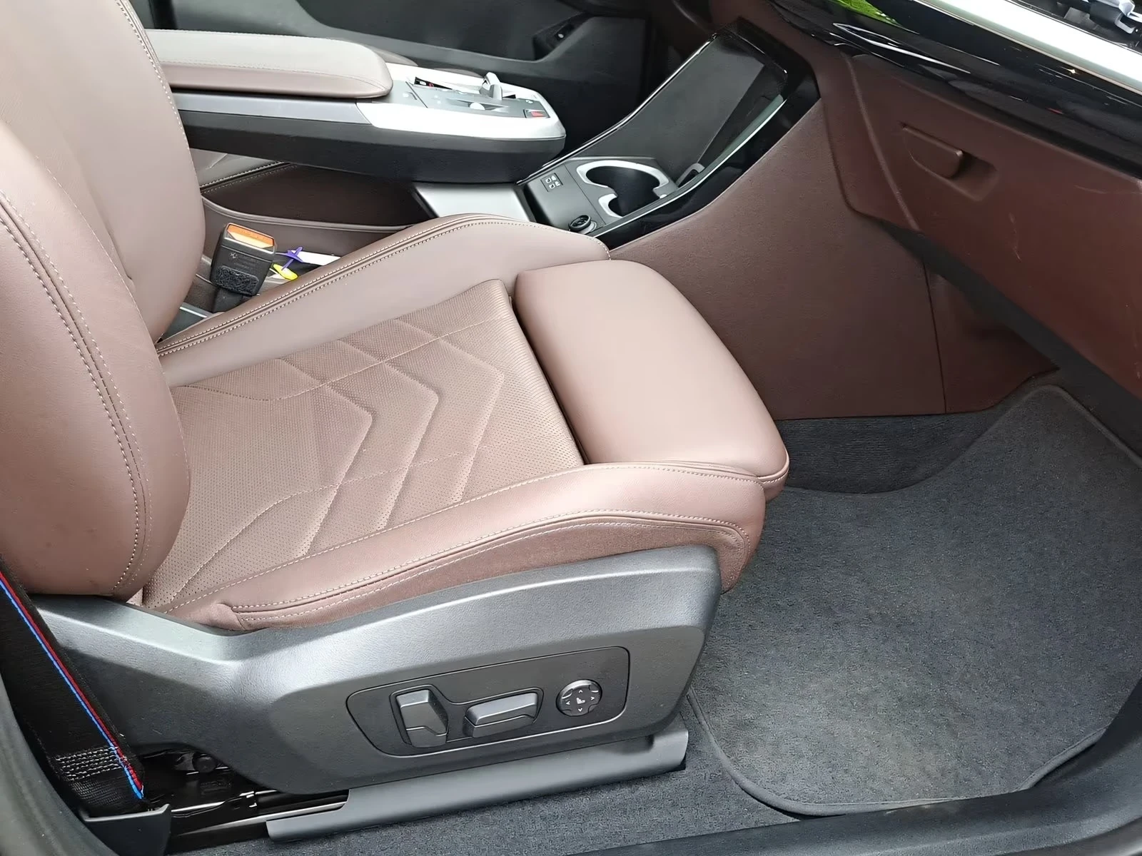 BMW iX2 30 xDrive M sport DA Pro 360 Pano HarmanKardon HUD, снимка 7 - Автомобили и джипове - 54649685