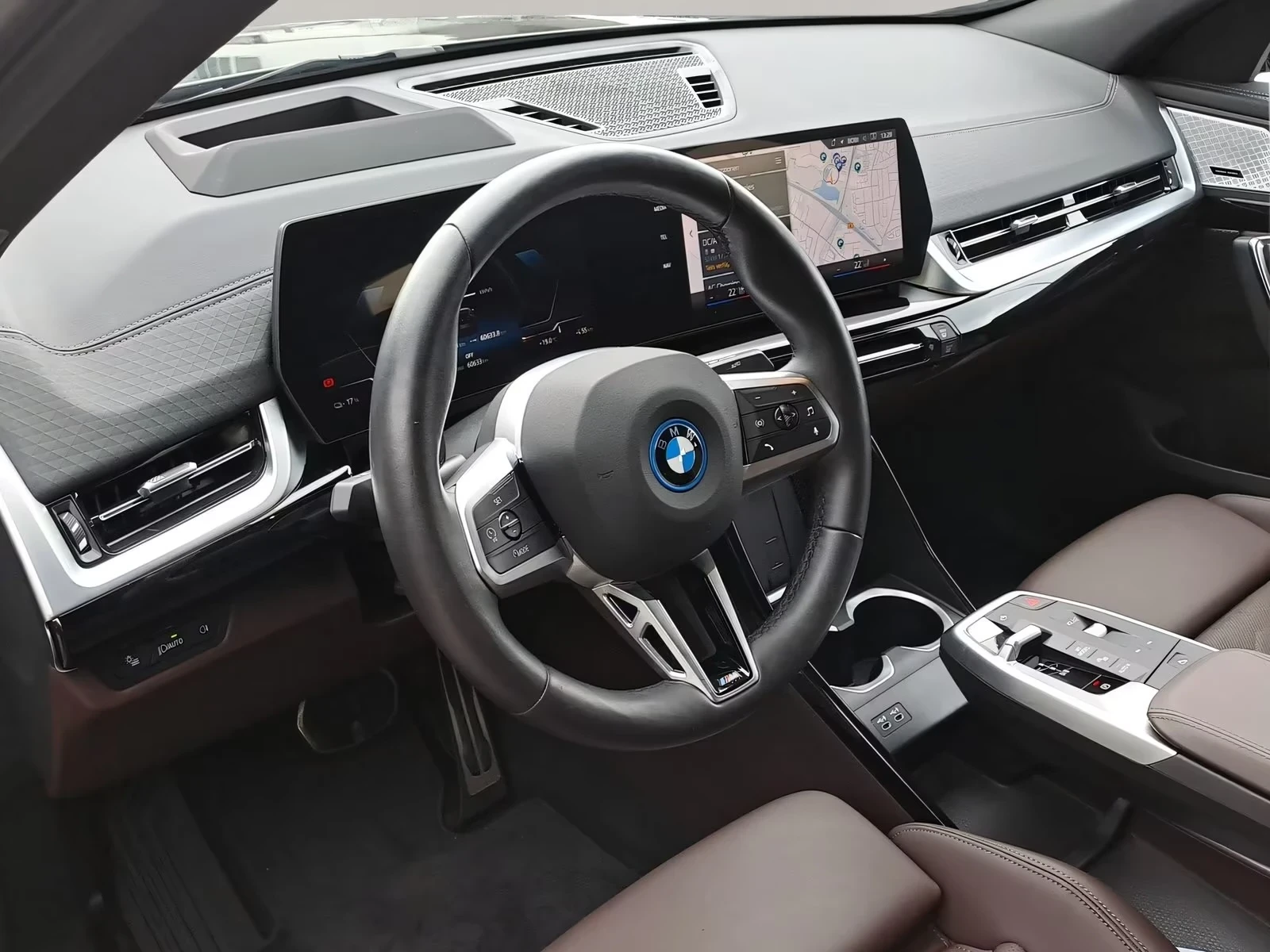 BMW iX2 30 xDrive M sport DA Pro 360 Pano HarmanKardon HUD, снимка 4 - Автомобили и джипове - 54649685