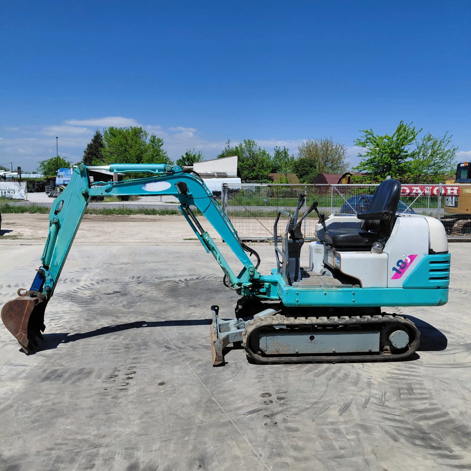 Багер Hitachi IHI 18J САМО НА 1200 мч, ИСТИНСКИ ЯПОНЕЦ, снимка 2 - Индустриална техника - 52541607