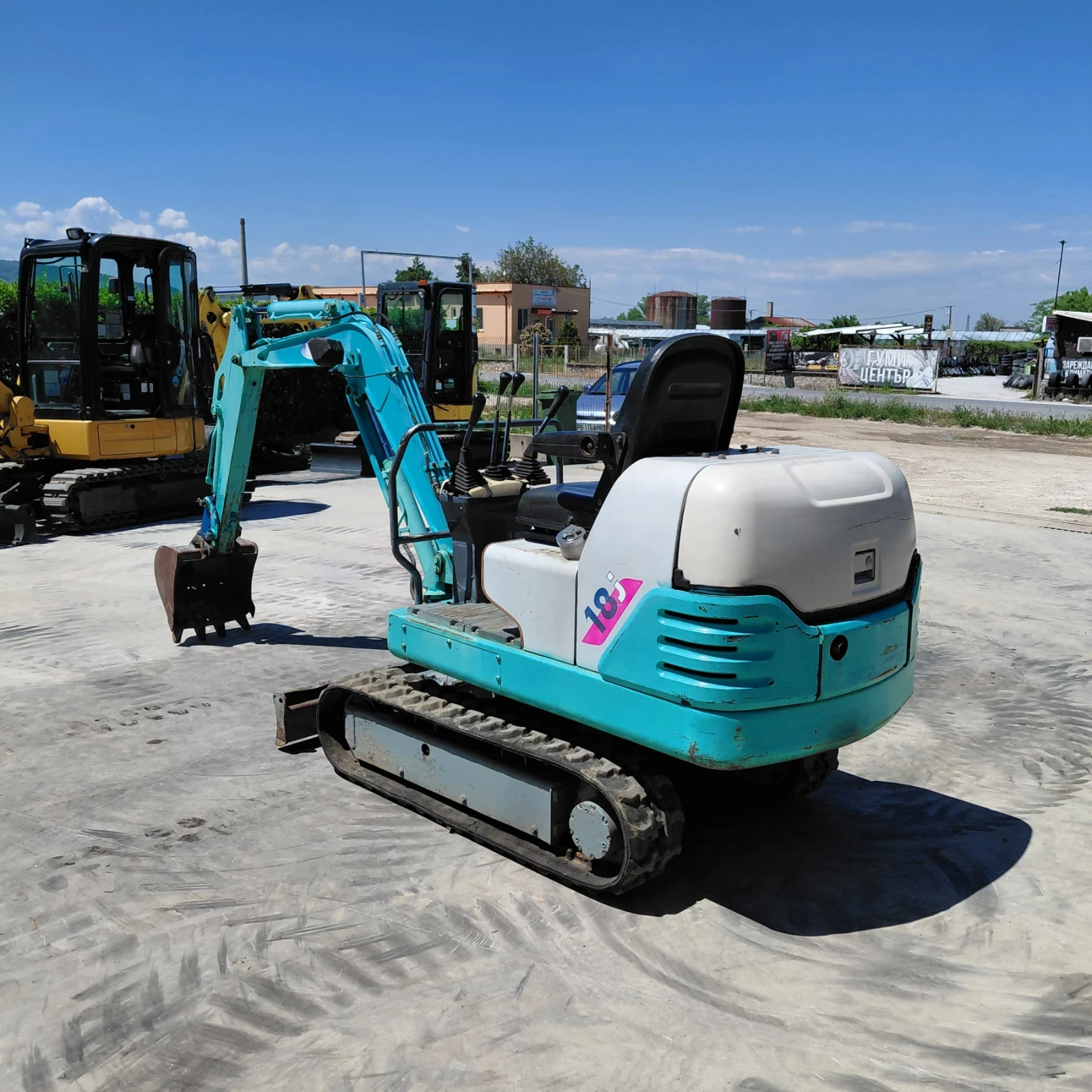 Багер Hitachi IHI 18J САМО НА 1200 мч, ИСТИНСКИ ЯПОНЕЦ, снимка 3 - Индустриална техника - 52541607